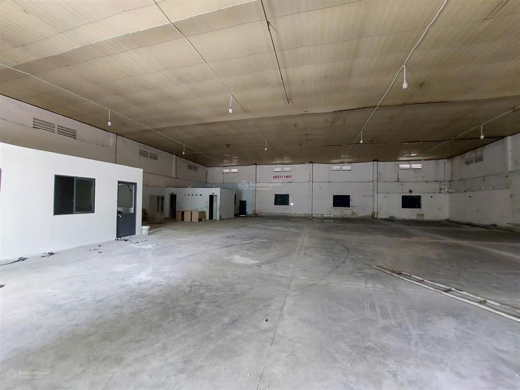 Cho thuê kho xưởng quận 7 diện tích 1000m2, nền bê tông đánh bóng sạch đẹp, không bụi
