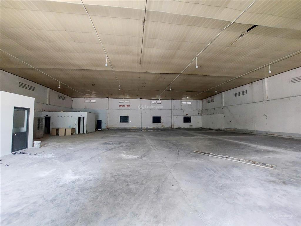 Cho thuê kho xưởng quận 7 diện tích 1000m2, nền bê tông đánh bóng sạch đẹp, không bụi