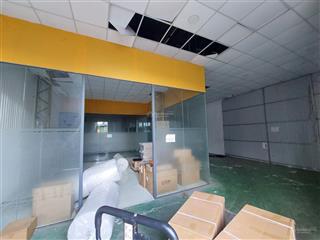 Cho thuê kho xưởng quận 7 dt 700m2 có văn phòng, sân rộng đậu xe thoải mái.