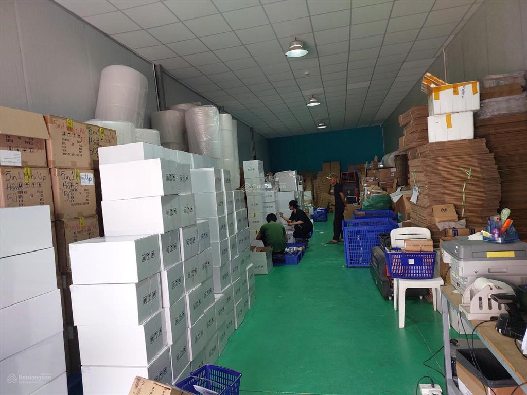 Cho thuê nhà kho quận 7 diện tích 300 m2 có trần la phông mát gắn máy lạnh được