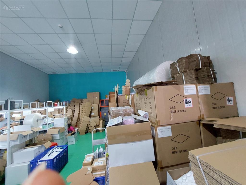 Cho thuê nhà kho quận 7 diện tích 300 m2 có trần la phông mát gắn máy lạnh được