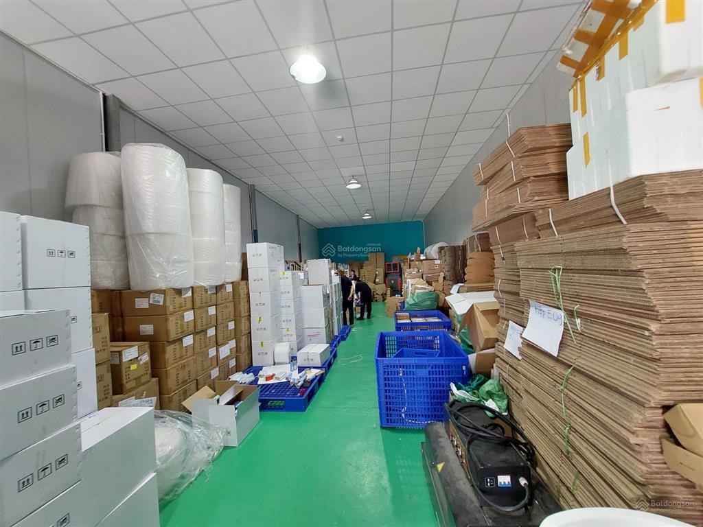 Cho thuê nhà kho quận 7 diện tích 300 m2 có trần la phông mát gắn máy lạnh được