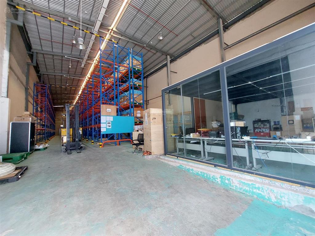 Thuê kho quận 7 không chỉ chứa hàng mà còn kết hợp mặt bằng kinh doanh showroom, công ty dt 500m.