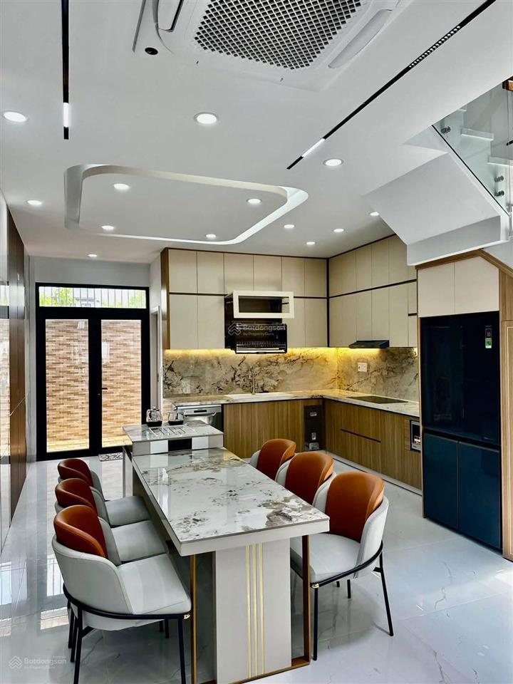 Bán nhà 2 mặt tiền trước sau thoáng mát đường rộng 14m gần shophouse gói 8 giá chỉ 8,69 tỷ