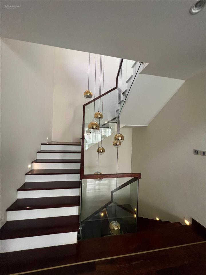 Bán biệt thự song lập góc marina 220m2x3 tầng hoàn thiện đẹp view vườn hoa, giá tốt thị trường