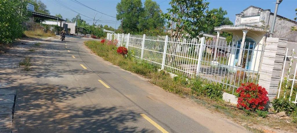 Cần tiền bán gấp lô đất mặt tiền hồ tràm giá 1,6 tỷ (có thổ cư)