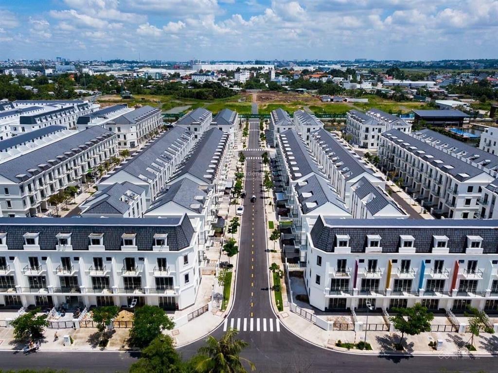 Bán căn góc 2 mặt tiền kdc simcity quận 9  đ. 30m, dt 150m², 1 trệt 2 lầu + áp mái, giá siêu tốt