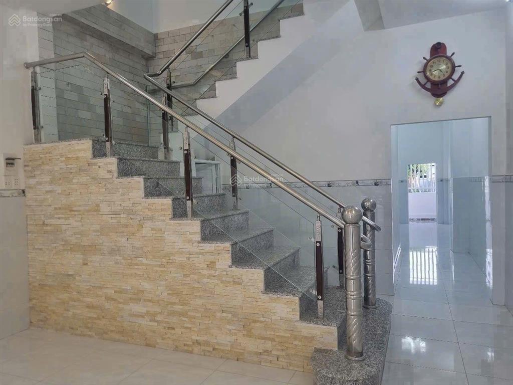 Trả trước 650 tr sang tên, sở hữu nhà lầu mới đẹp 5x25m, đường 11kdc long thạnh hưng trung tâm cg