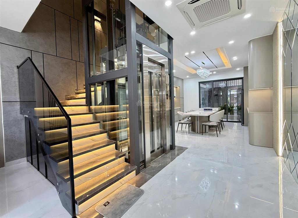 Nhà thiết kế đẹp mới xây có thang máy hiện đại kđt thái hưng chỉ 9,45 tỷ/  0931 800 ***
