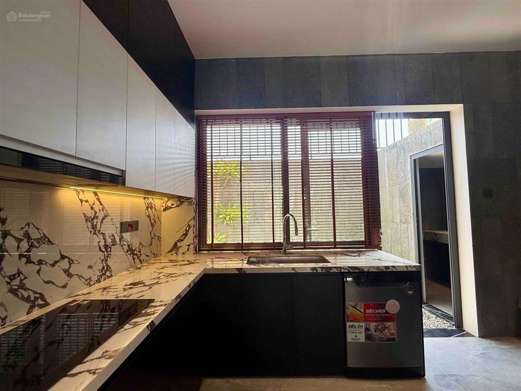 Nhà thiết kế hiện đại nội thất cao cấp, có sẵn ô chừa thang máy kđt mỹ gia chỉ 8,750 tỷ