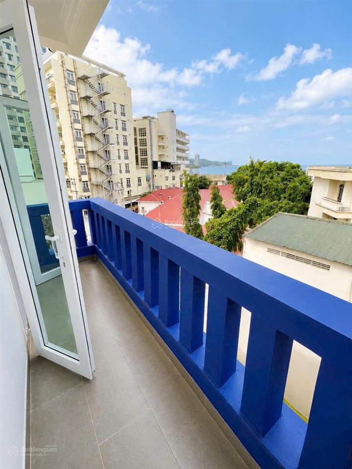 Căn nhà homestay 4,5 tầng view biển hòn chồng đường cao văn bé chỉ 10,5 tỷ/  0931 800 ***