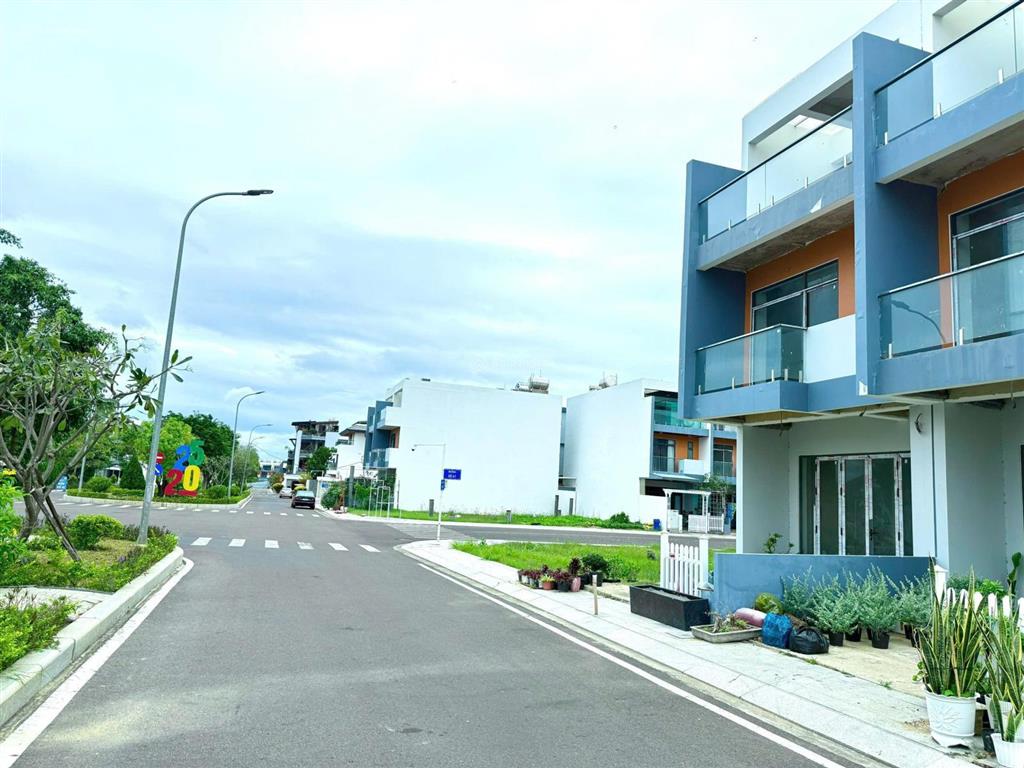Căn nhà thô kđt mỹ gia gói 8 đối diện hồ bơi the capella và công viên cảnh quan chỉ 7 tỷ 350 triệu