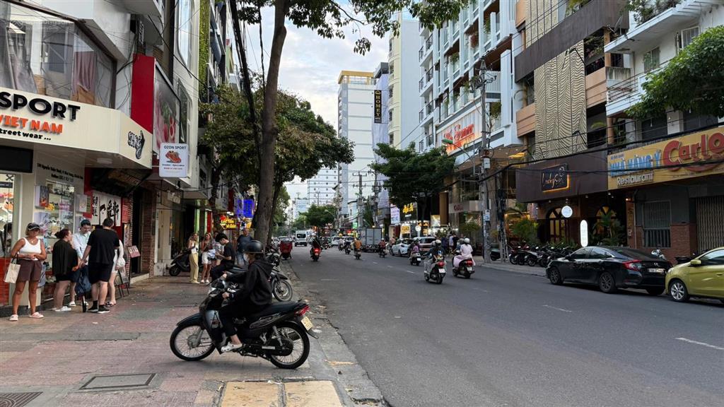 Toà căn hộ 8 tầng có 14 phòng hẻm nguyễn thiện thuật, khu phố tây nha trang chỉ 14 tỷ