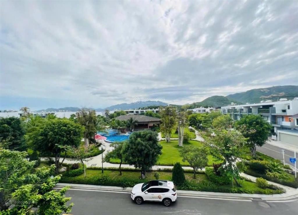 Chỉ 8 tỷ sở hữu căn nhà đẹp hướng đông nam, full nội thất xịn gói 8 mỹ gia gần hồ bơi.