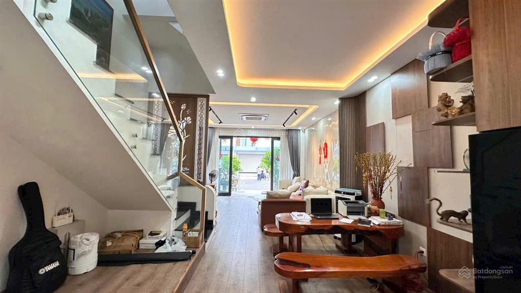 Chỉ 8 tỷ sở hữu căn nhà đẹp hướng đông nam, full nội thất xịn gói 8 mỹ gia gần hồ bơi.
