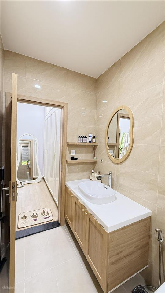 Nhà đẹp đối diện công viên hoa giấy đường 59 cách hồ bơi capella chỉ 1 căn biệt thự  chỉ 9,3 tỷ