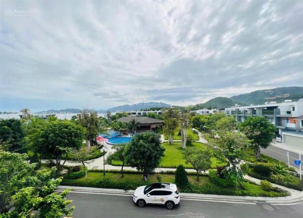 Nhà đẹp đối diện công viên hoa giấy đường 59 cách hồ bơi capella chỉ 1 căn biệt thự  chỉ 9,3 tỷ