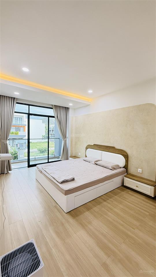 Nhà đẹp đối diện công viên hoa giấy đường 59 cách hồ bơi capella chỉ 1 căn biệt thự  chỉ 9,3 tỷ