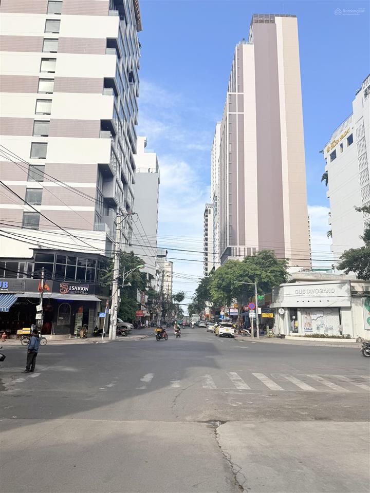 Giá rất tốt chủ cần bán gấp khách sạn mới trung tâm phố tây nha trang mặt tiền đường 20m 45 phòng