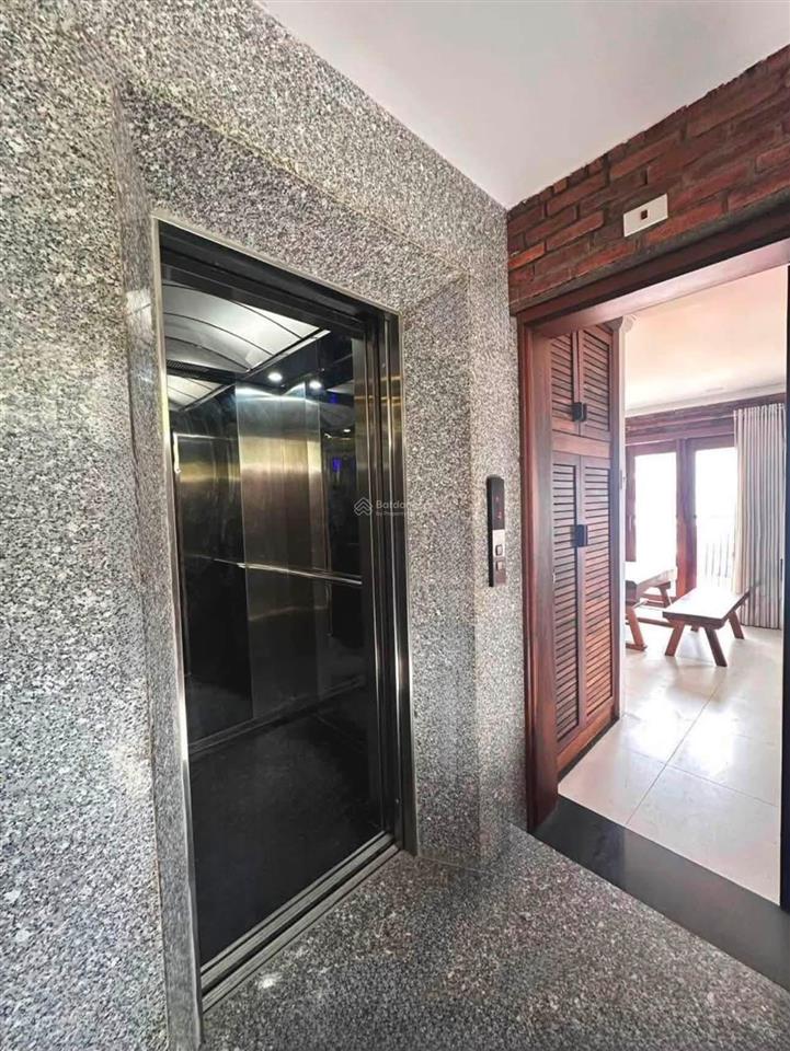 Bán tòa nhà căn hộ 7 tầng ngay góc trung tâm khu phố tây nha trang chỉ 12,5 tỷ full nội thất