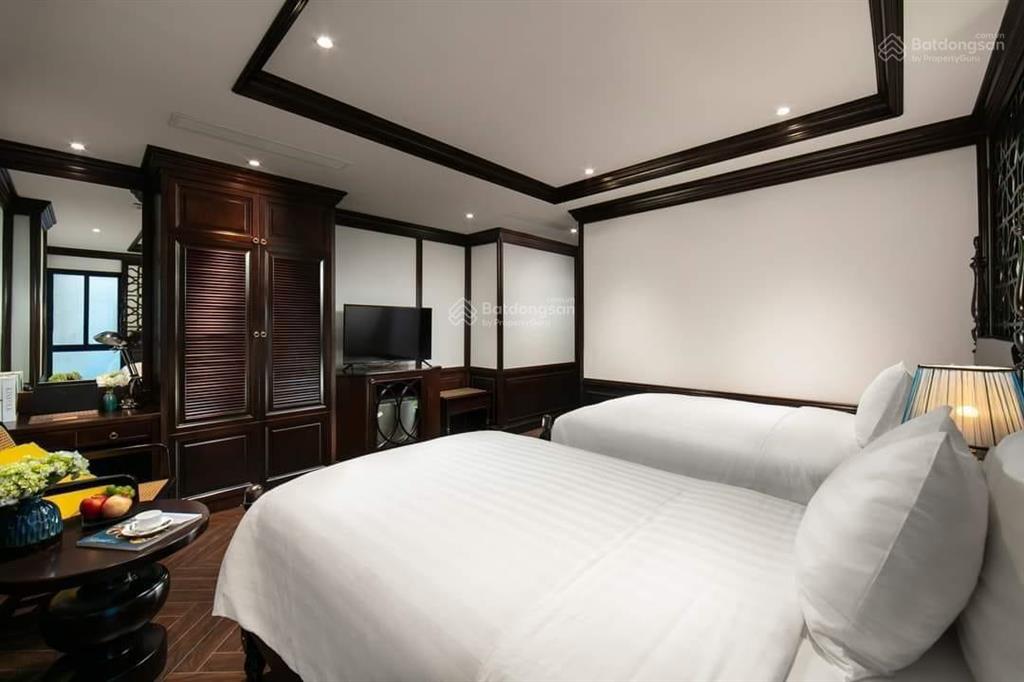Bán nhà mặt phố nhà chung 165m2, 2 tầng, mặt tiền 6.5m đoạn đẹp phố (170 tỷ)