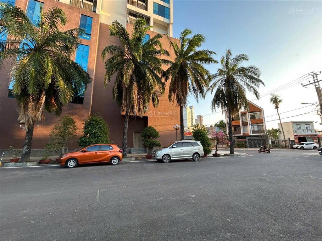 Bán đất đường dương hiến quyền, vĩnh hoà, nha trang. dt438m2. ngang 15m. gần biển. giá48 tỷ