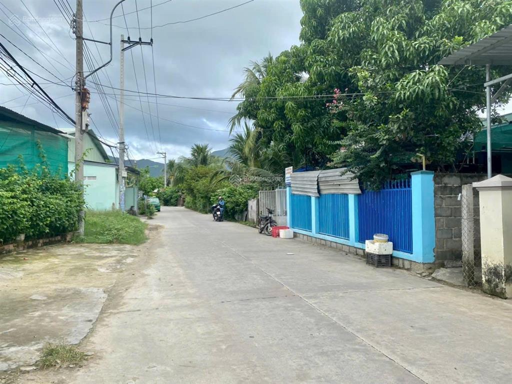 Bán đất tặng nhà cấp 4 đường xuân lạc, phường tây nha trang. khánh hoà. dt302m2. giá 28tr/m2