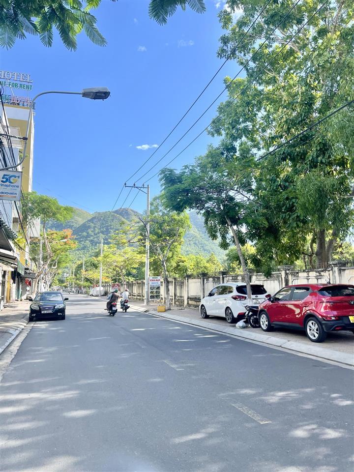 Bán nhà 3 tầng đường quảng đức, p. bắc nha trang, dt75m2. hướng đông. gần biển. giá8,5 tỷ.
