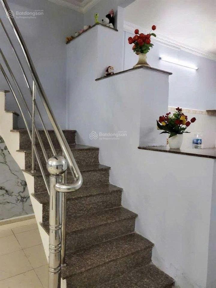 Cho thuê nhà đường trần xuân soạn, dt 4x18m, 1 lầu, 3pn, 2wc, 3 máy lạnh, giá 12 triệu