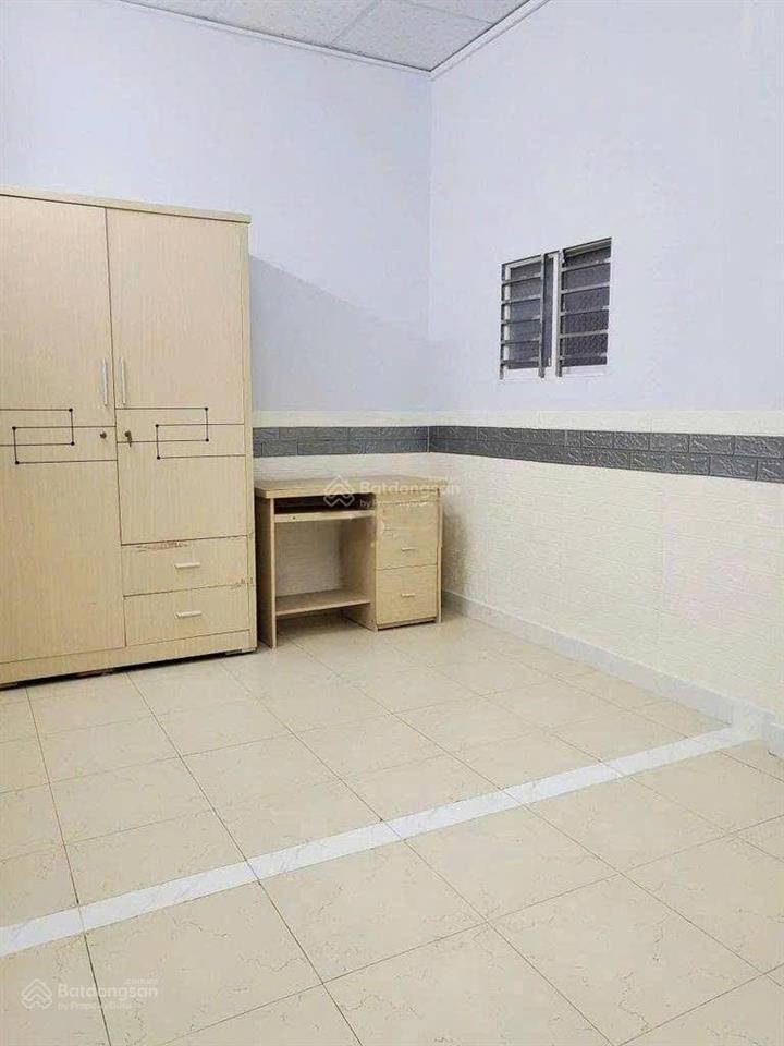 Cho thuê nhà đường trần xuân soạn, dt 4x18m, 1 lầu, 3pn, 2wc, 3 máy lạnh, giá 12 triệu