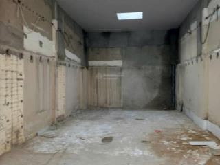 Nhà hẻm xe hơi, đường lâm văn bền, dt 5x20, nhà cấp 4, trống suốt, 1wc, giá 8 triệu.