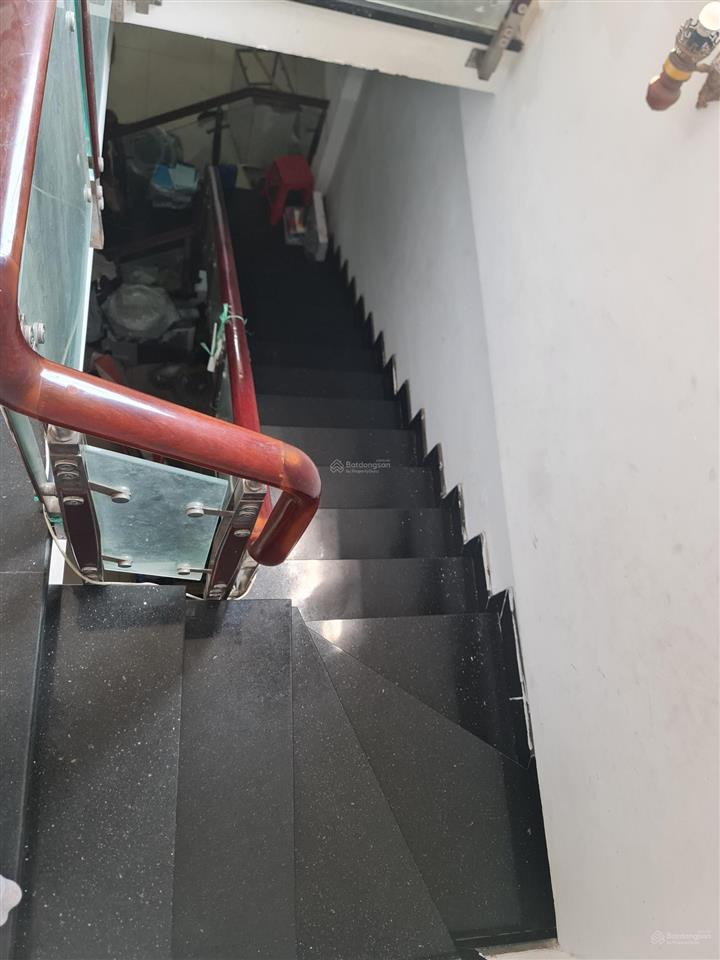 Cho thuê nhà nguyên căn mặt tiền đường lê văn lương, dt 4x35, 1 lầu, 3pn, 4wc, giá 30 triệu/tháng.