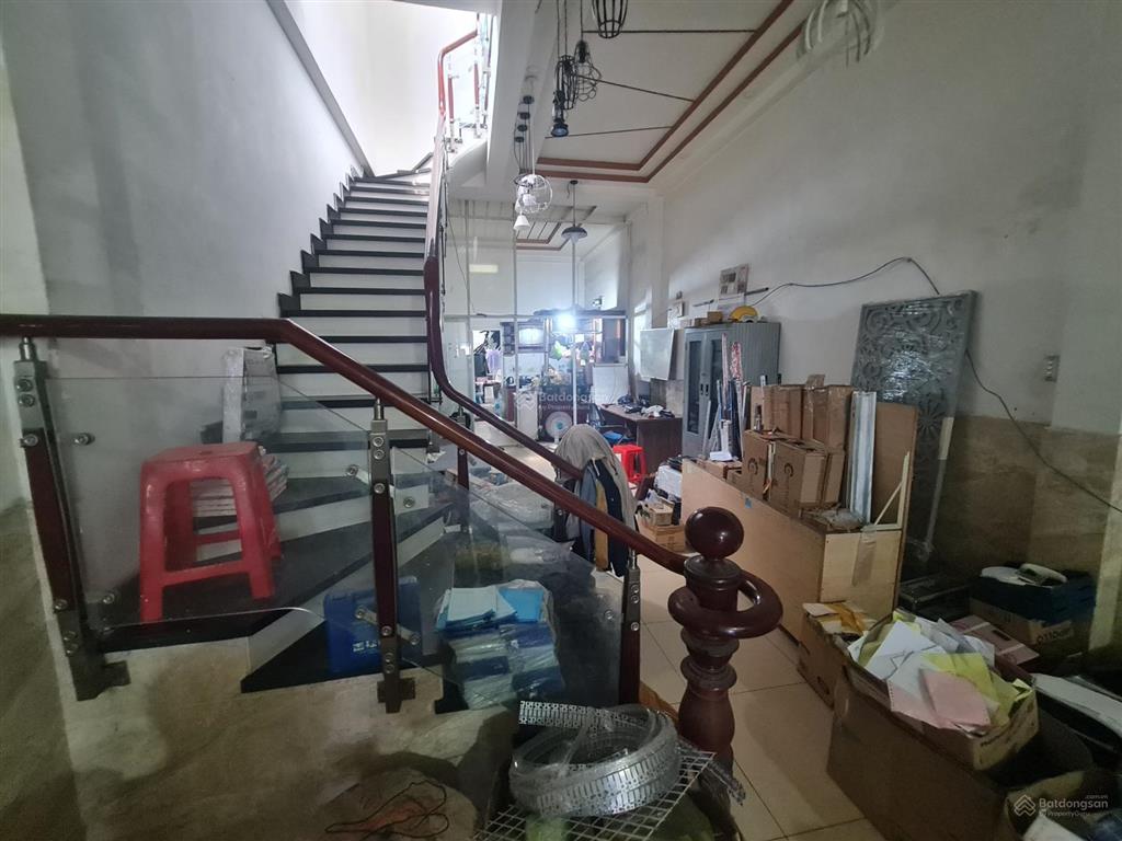 Cho thuê nhà nguyên căn mặt tiền đường lê văn lương, dt 4x35, 1 lầu, 3pn, 4wc, giá 30 triệu/tháng.