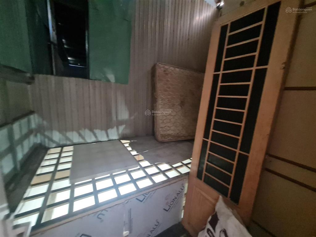 Cho thuê nhà nguyên căn mặt tiền đường lê văn lương, dt 4x35, 1 lầu, 3pn, 4wc, giá 30 triệu/tháng.