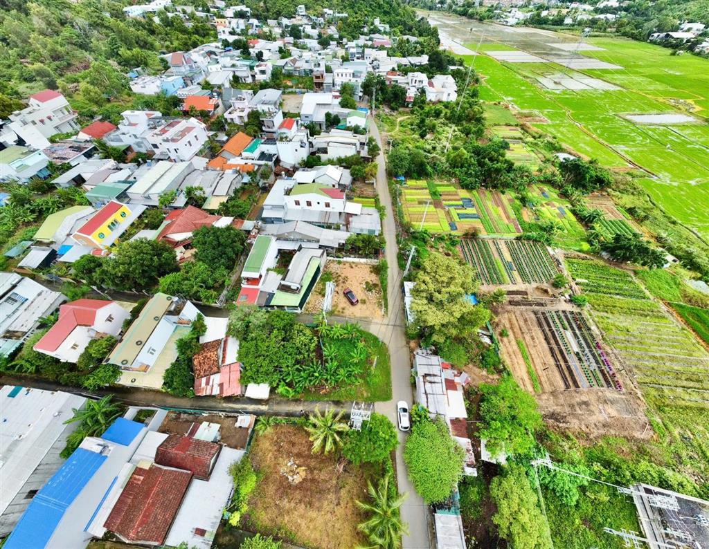 Bán đất đường trạm điện, hòn nghê
lô 3 dt 73,8m2 ngang 7 giá 1 tỷ880