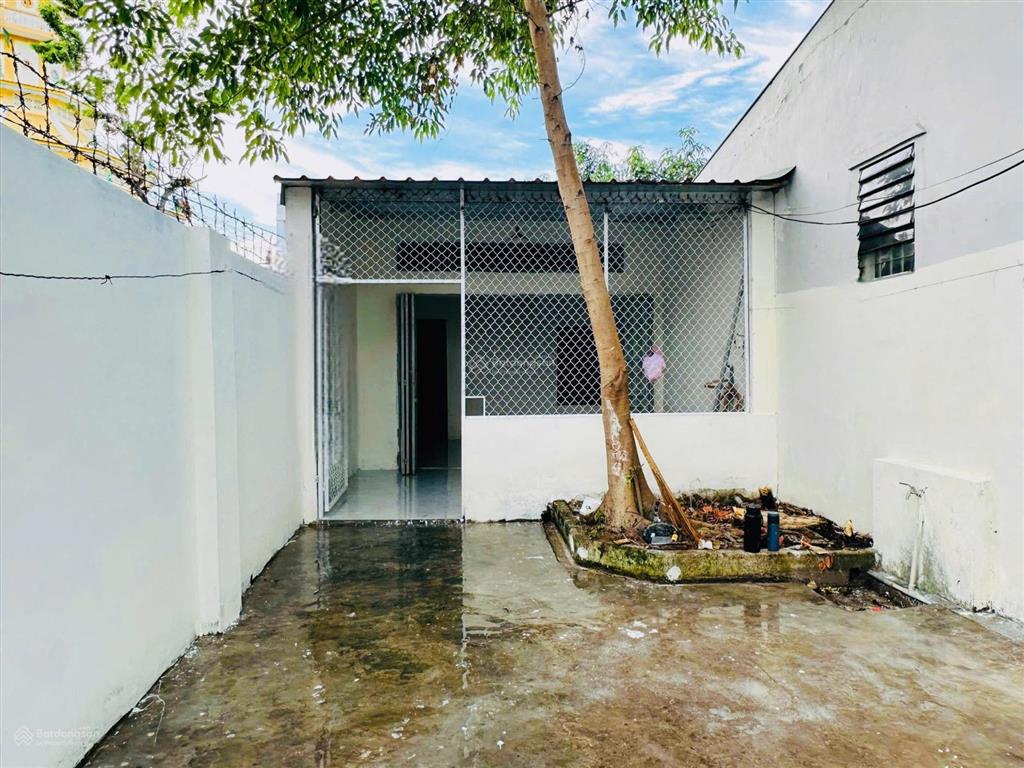 Lô góc đường 23/10 gần trục d30 diện tích 74.7m2 (ngang 4.1m)hiện trạng có nhà cấp bốn cũ 3.5 tỷ