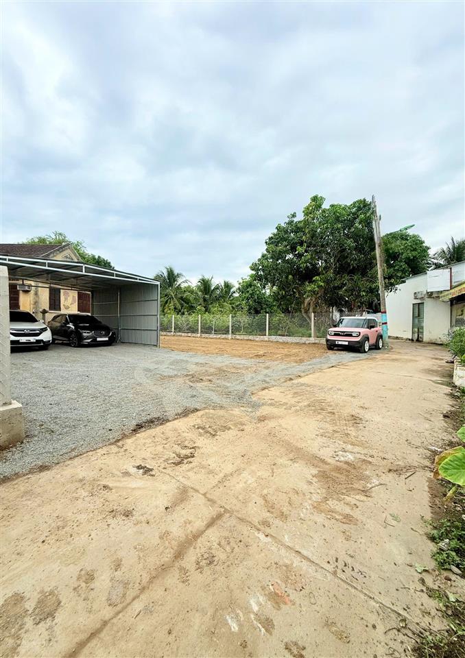 Gấp 3tỷ 090 (không thương lượng ạ). 11,8triệu/m2 đất dân cắt bán dt 262m2 ngang 15m