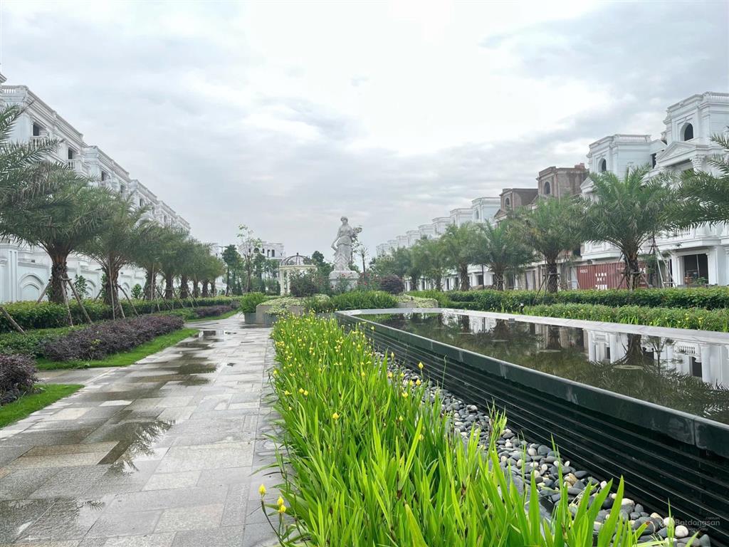 Bán gấp bt long biên golf villas hướng đn, 338m2 có hầm căn thô xd 800m2 view vườn hoa giá 118 tỷ