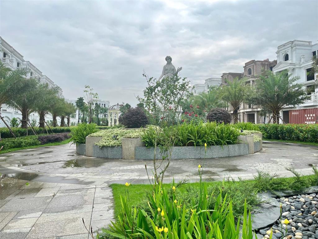 Bán gấp bt long biên golf villas hướng đn, 338m2 có hầm căn thô xd 800m2 view vườn hoa giá 118 tỷ