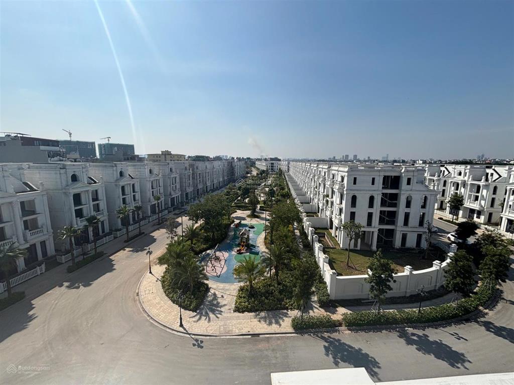 Bán gấp bt long biên golf villas hướng đn, 338m2 có hầm căn thô xd 800m2 view vườn hoa giá 118 tỷ