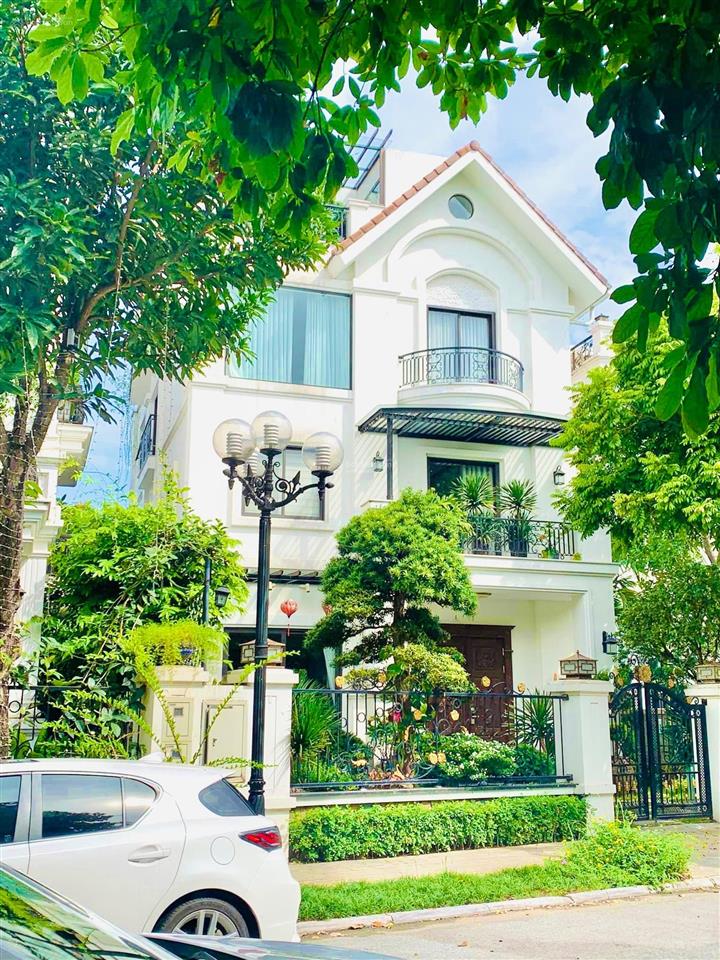 Bán bt đơn lập hoa sữa 06  31, hướng đn, 300m2 đất,xd 525.1m2 view vườn hoa, sông rộng, giá 92.5tỷ