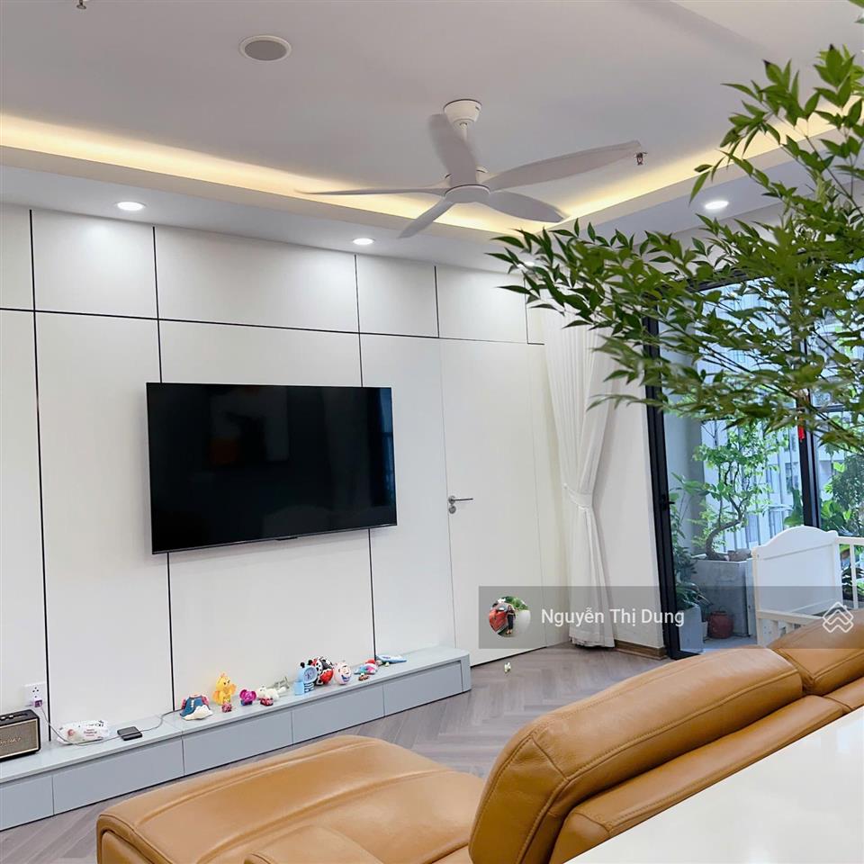 Chủ chuyển xuống liền kề nên cần bán căn hộ 142m2 ban công đông nam giá 9.1 tỷ bao phí 