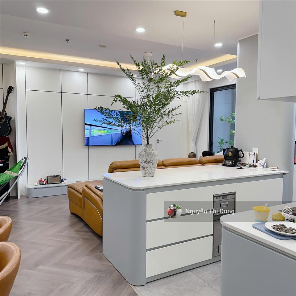 Chủ chuyển xuống liền kề nên cần bán căn hộ 142m2 ban công đông nam giá 8.7 tỷ bao phí