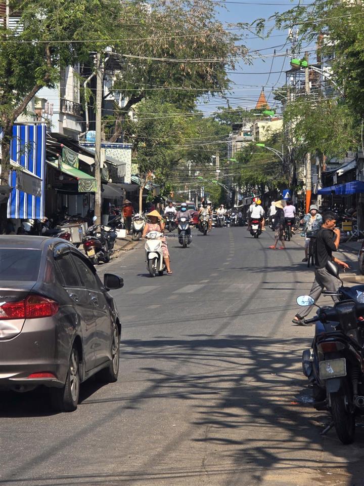 Hàng hot nhà 2 tầng , ngang 8m mặt tiền đường tháp bà tp nha trang . giá 5.7 tỷ