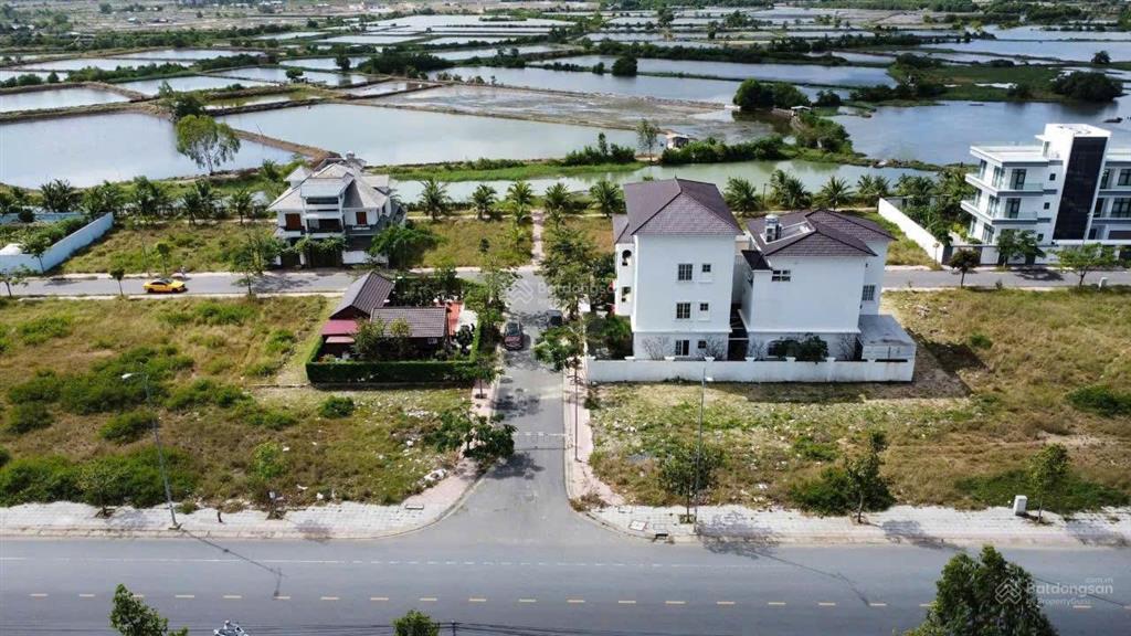 Bán lô biệt thự ven sông tắc tp nha trang, đối diện sun charmora city. giá 26 triệu/m2