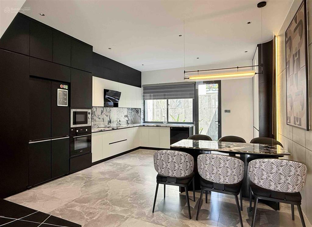 8 tỷ 750 triệu. nhà 3 tầng gói 2 mỹ gia, full nội thất cao cấp. gần charmora city
