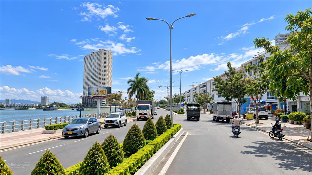 Bán nhà 3 tầng mặt tiền đường bờ kè xốm cồn tp nha trang , view sông. giá 7.7 tỷ .