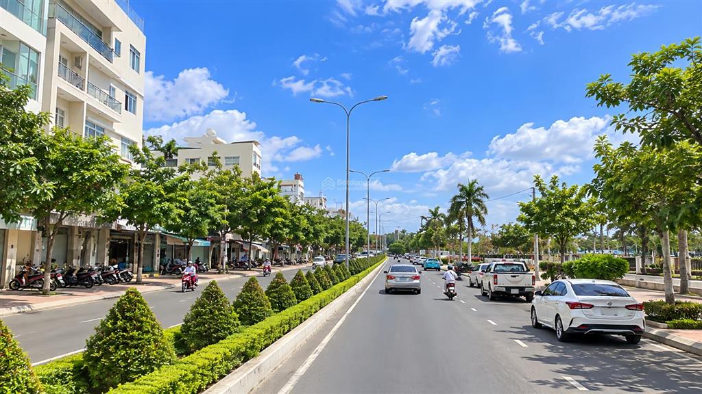 Bán nhà 3 tầng mặt tiền đường bờ kè xốm cồn tp nha trang , view sông. giá 7.7 tỷ .