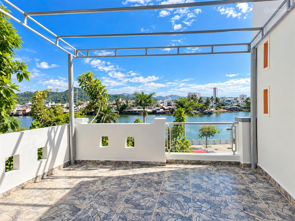 Bán nhà 3 tầng mặt tiền đường bờ kè xốm cồn tp nha trang , view sông. giá 7.7 tỷ .