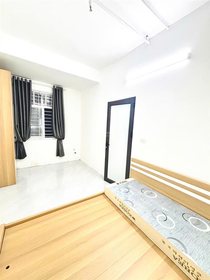 Cho thuê phòng 40m2, 1k1n, ban công thang máy, 4 người ở, tại khương trung, ngã tư sở, giá 6 tr/th.